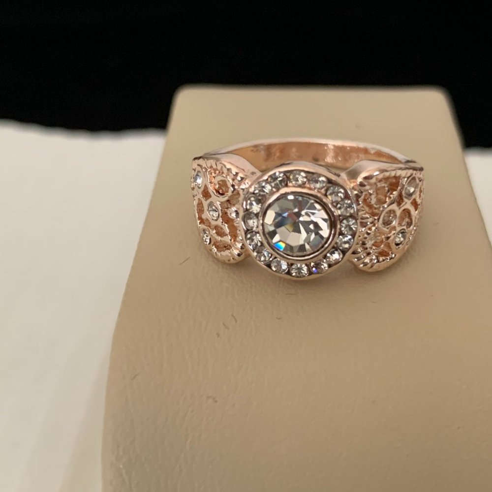 NWOT Size 6 Rose Gold Tone Shiny Crystal Ring